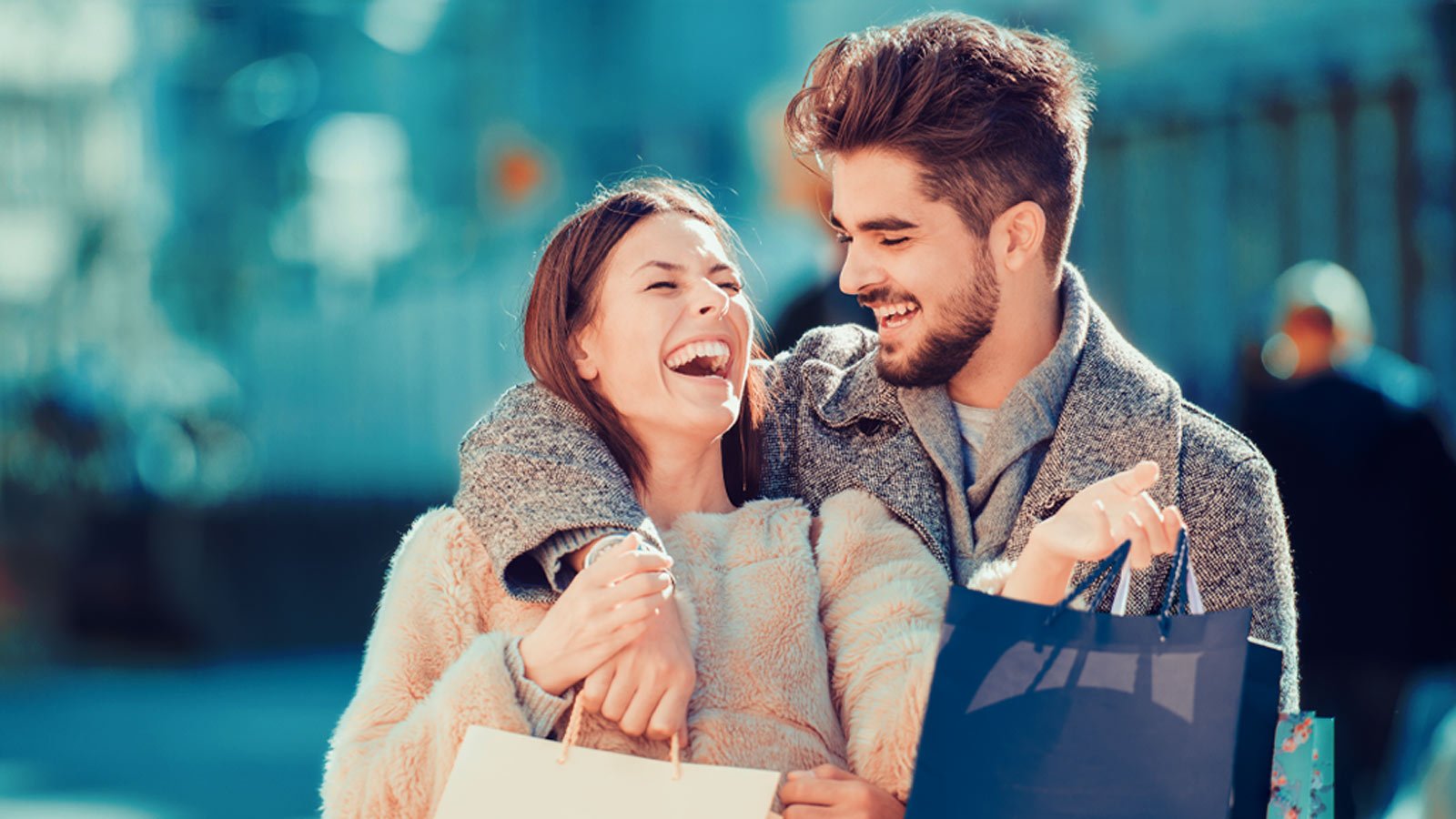 Pareja feliz de compras