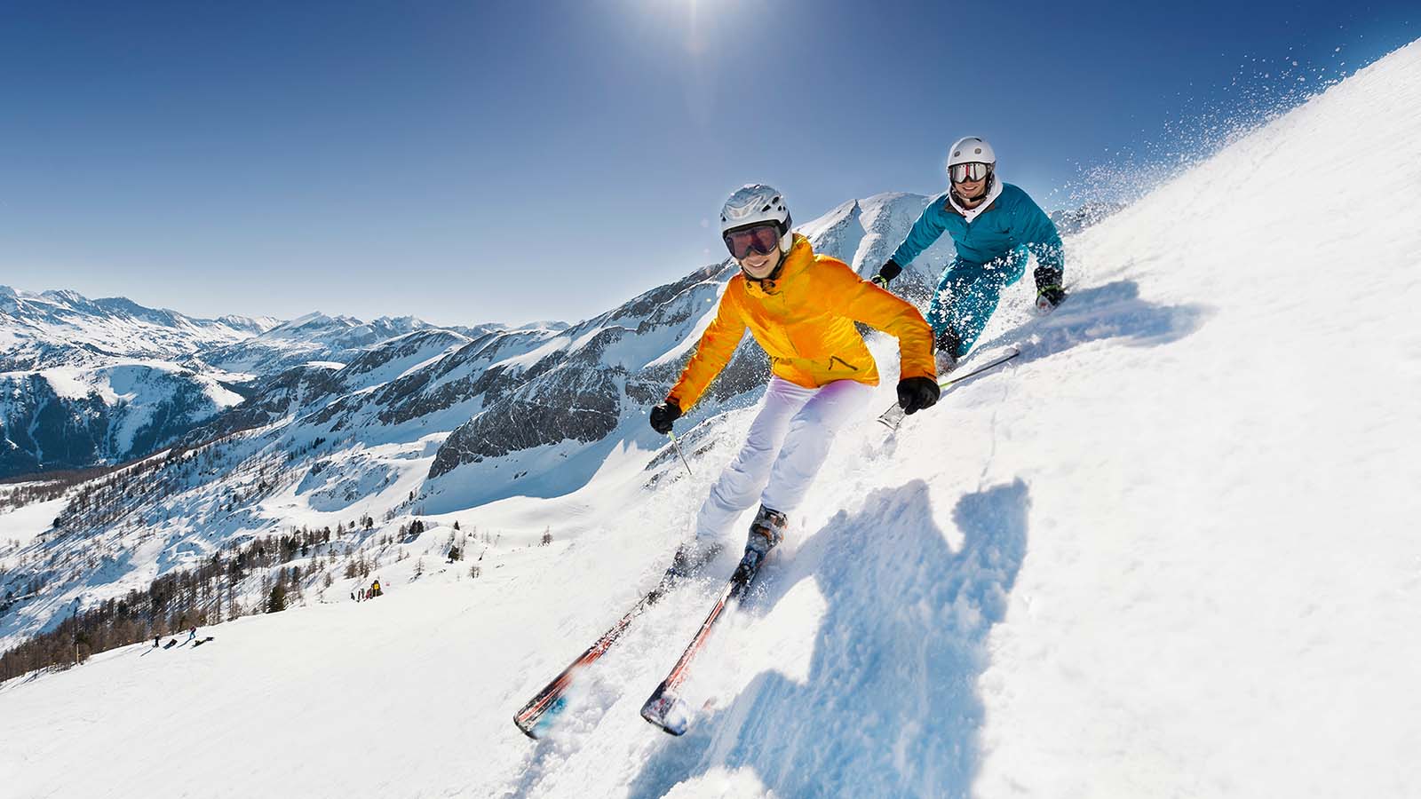pareja esquiando